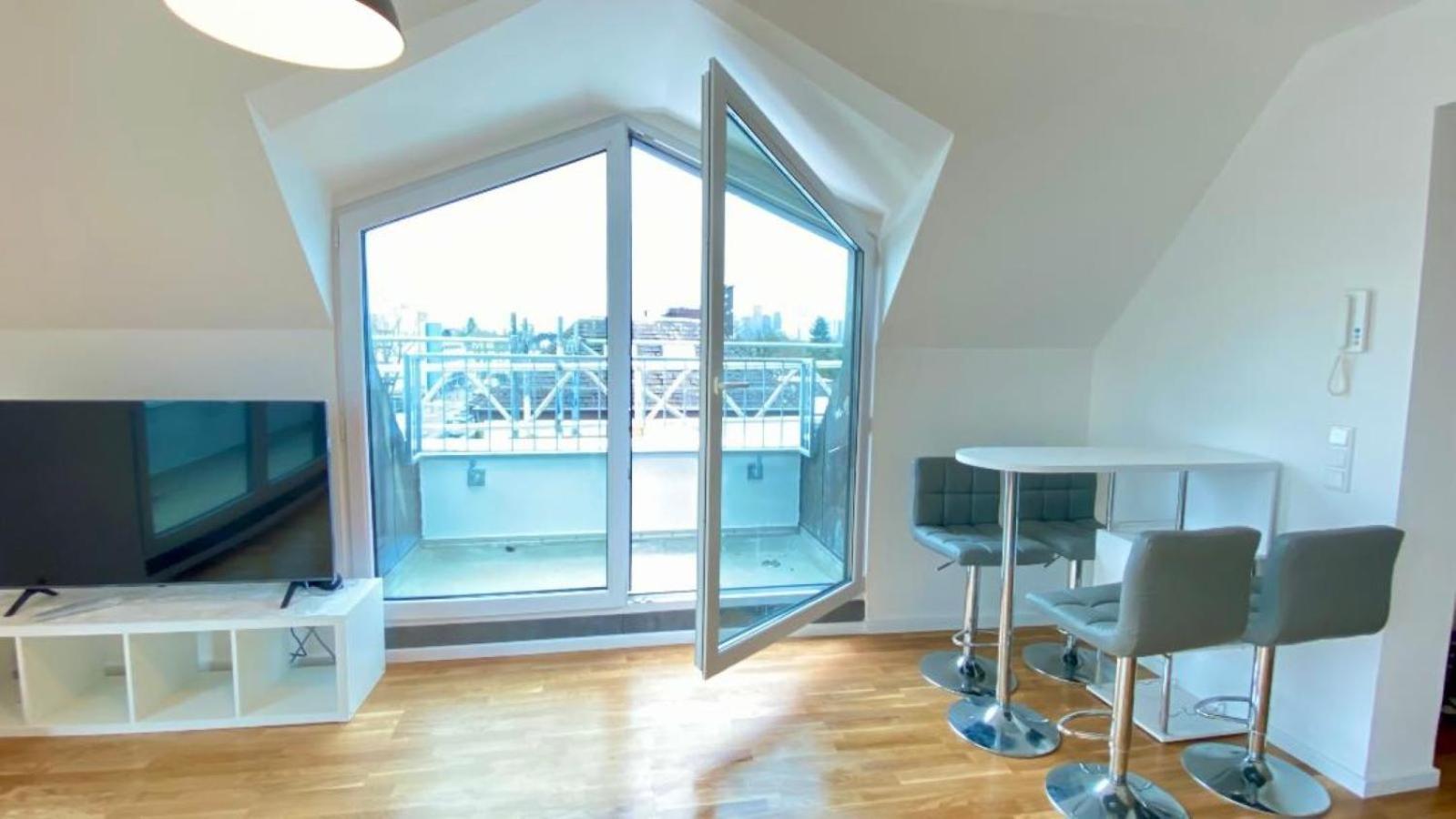 Ferienwohnung Penthouse With Balcony, Elevator And Free Underground Parking Frankfurt am Main Exterior foto