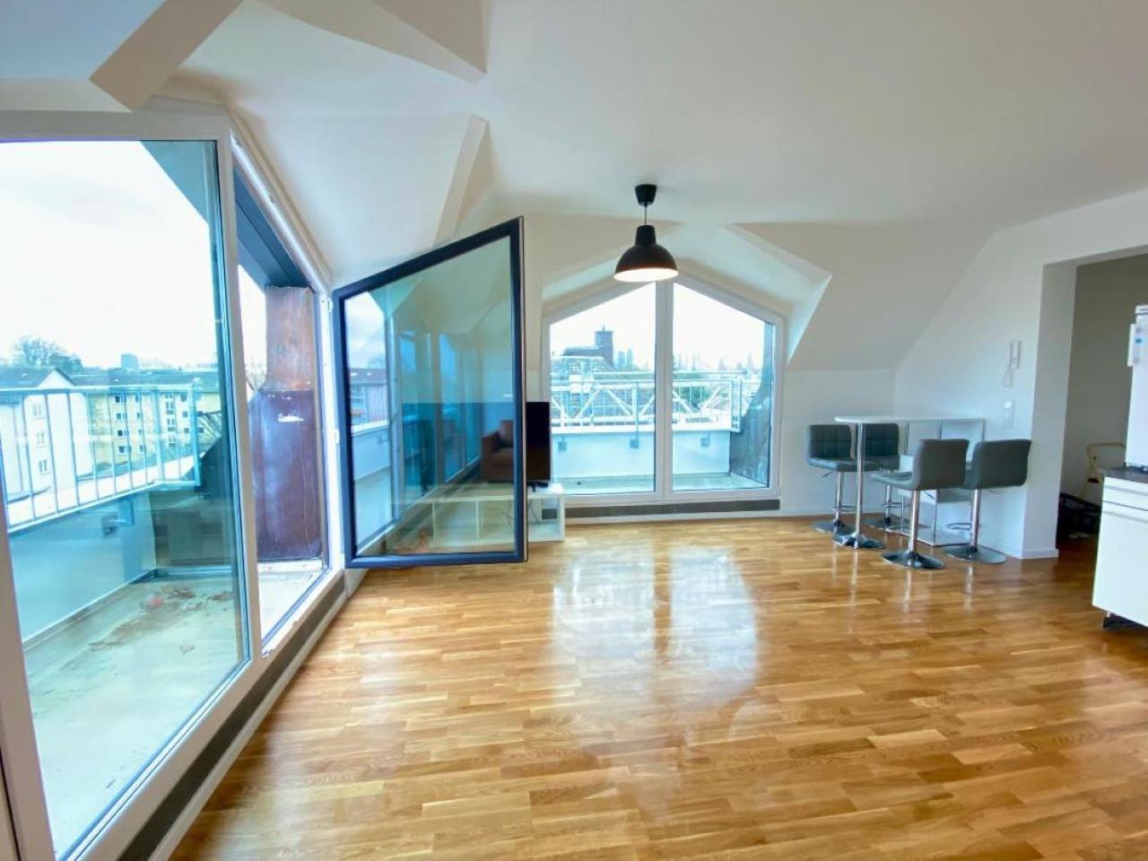 Ferienwohnung Penthouse With Balcony, Elevator And Free Underground Parking Frankfurt am Main Exterior foto