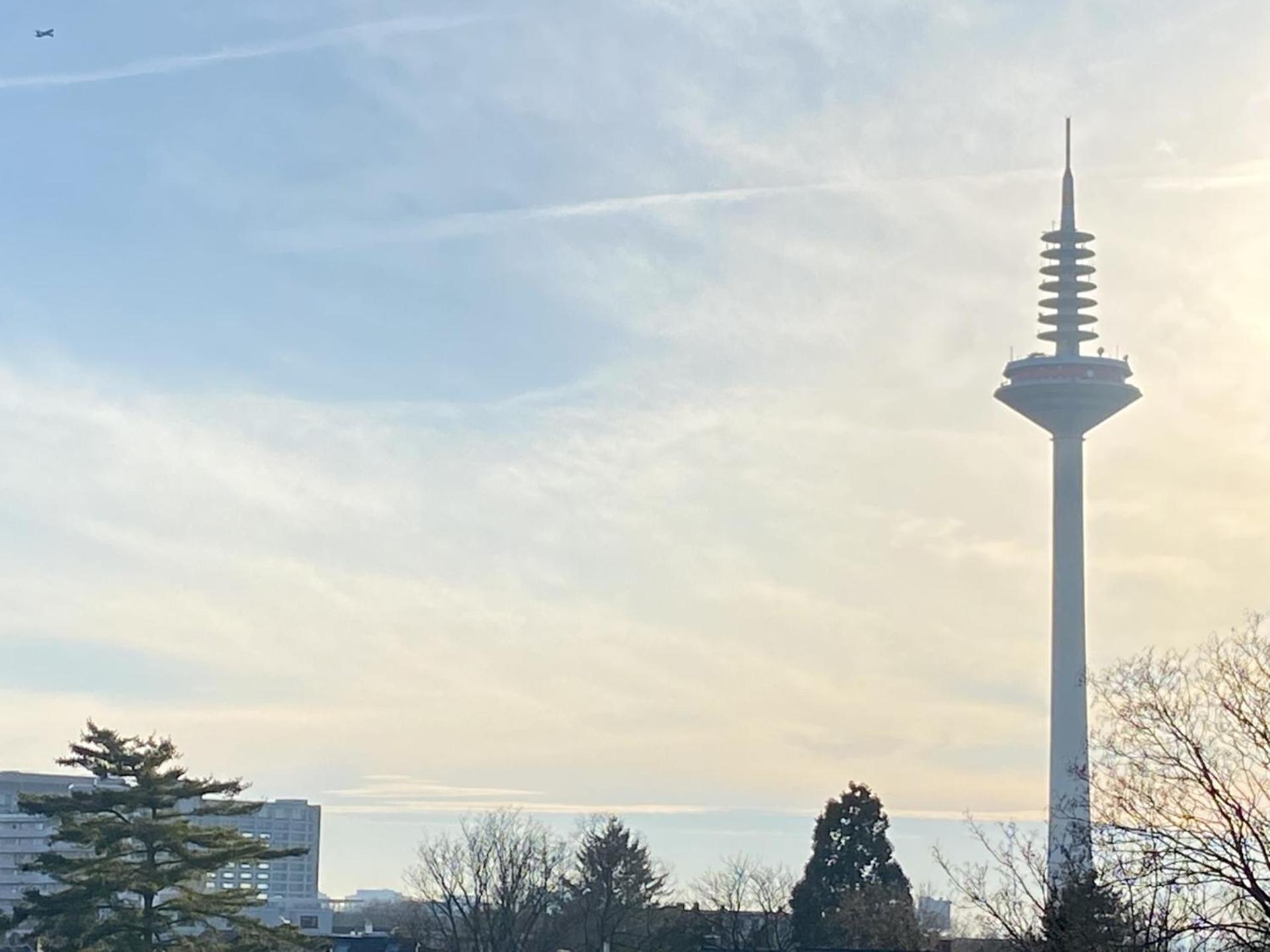 Ferienwohnung Penthouse With Balcony, Elevator And Free Underground Parking Frankfurt am Main Exterior foto